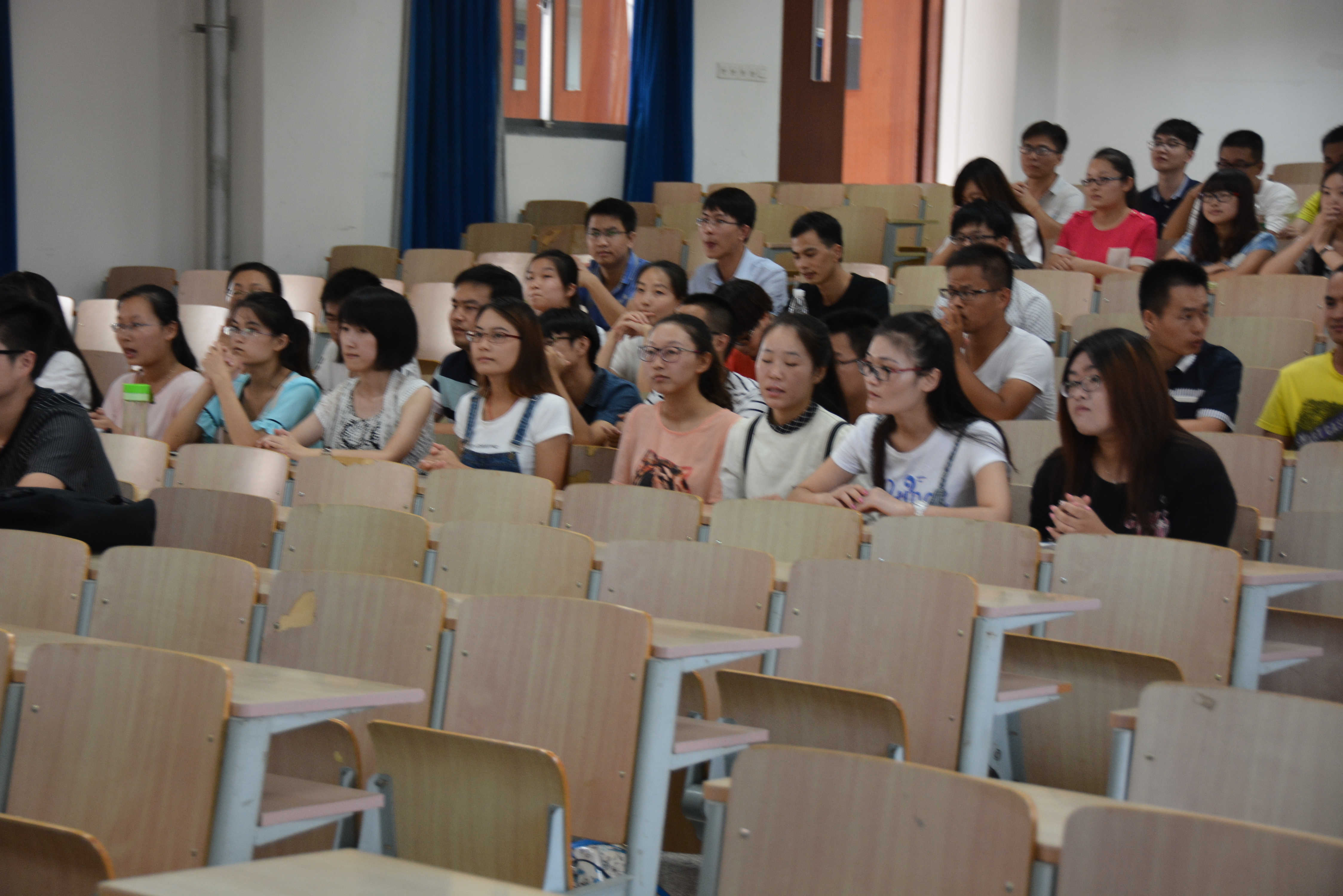 理学院2015级研究生新生开学典礼隆重举行